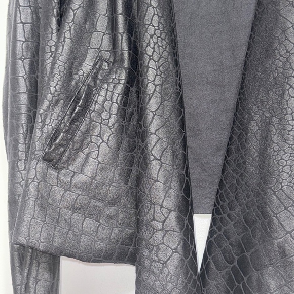 BLANKNYC Faux Leather Croc Embossed Open Front Jacket Black Small - Picture 5 of 6